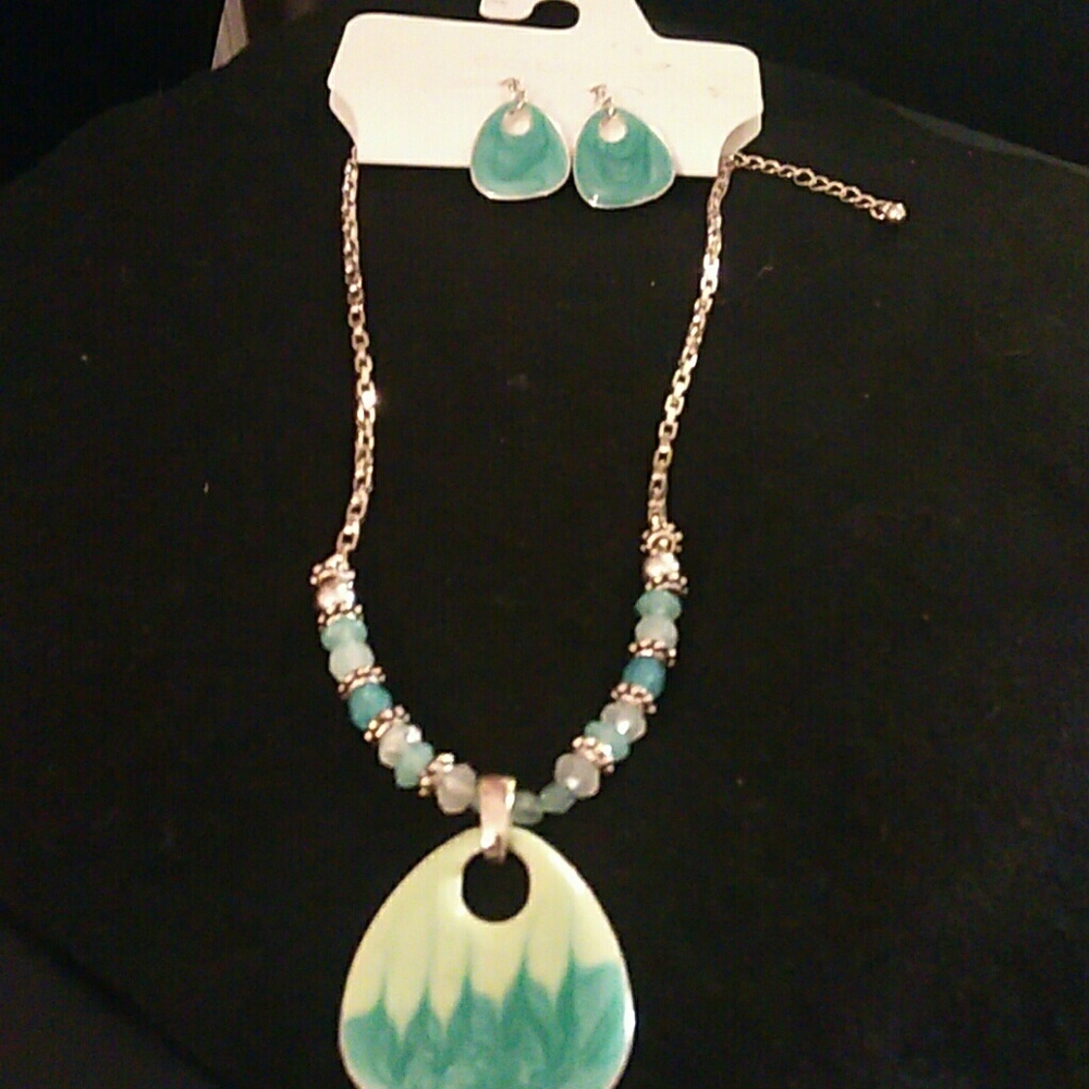 🔥🔥SALE🔥🔥NWT! NECKLACE/EARRING SET